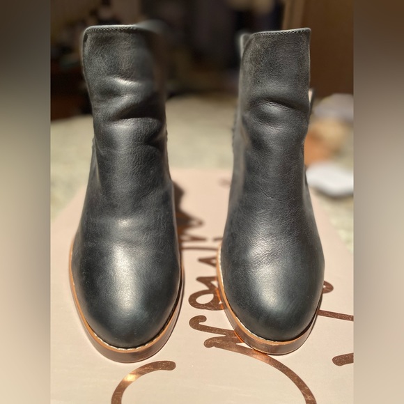 EUC Crown Vintage Firiat Black leather Bootie SZ 6 - Picture 4 of 6